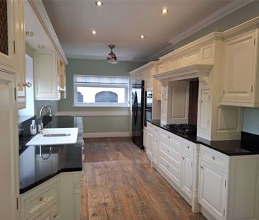 A spacious detached bungalow featuring two double bedrooms, a doubl... - Photo 1
