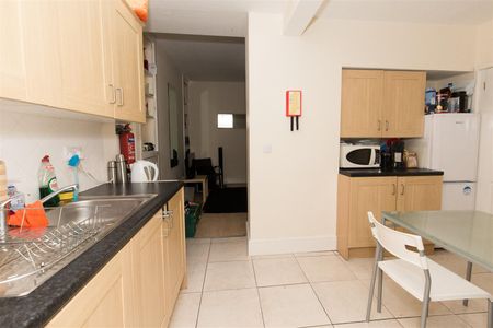 Room For Rent Queen Street, Pontypridd - Photo 2