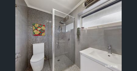 Light-Filled Comfort Meets Urban Convenience - Photo 3