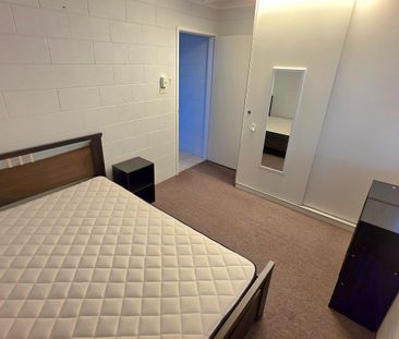 LOVELY, SECURE TWO BEDROOM DUPLEX – GREAT LOCATION – GARDENING INCL... - Photo 6