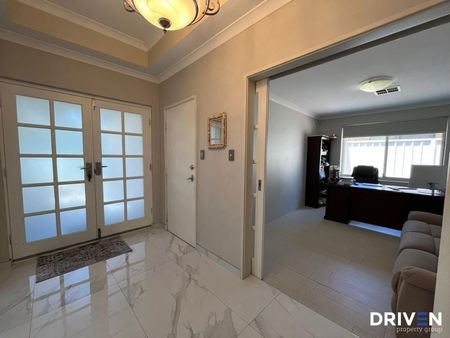 Fully Furnished Family Home Opposite Parkland - Photo 4