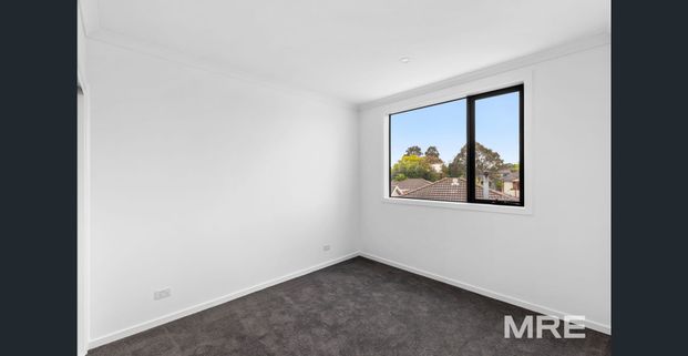 Brand new - 3 aircon units - opposite park - Photo 1