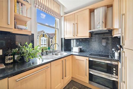 Bright and spacious two bedroom apartment. - Photo 3