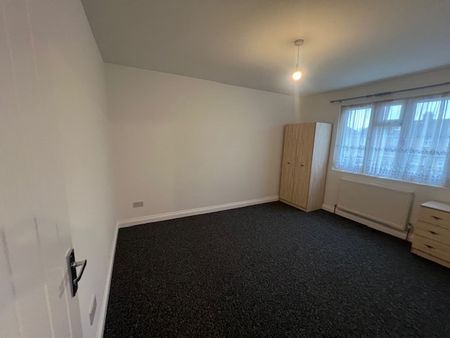 3 Bed Terraced House, Eton Road, IG1 - Photo 4