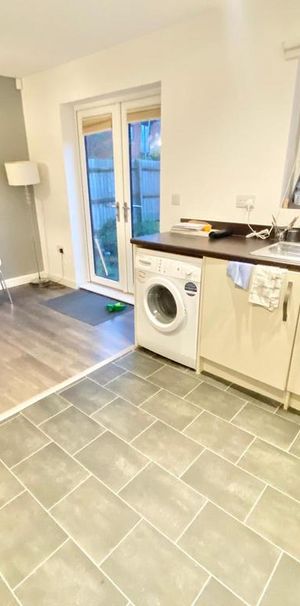 4 bedroom flat to rent - Photo 1