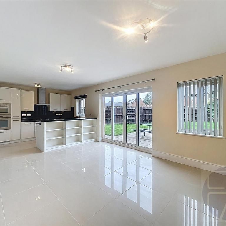 4 bedroom detached house to rent - Photo 1