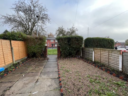 Room in a Shared House, Vale Street, M11 - Photo 1