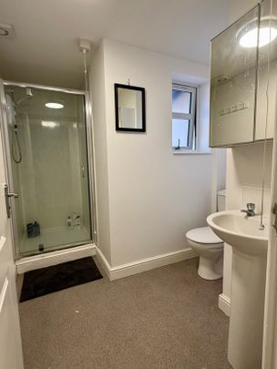 5 bed Apartment for Rent - Photo 1