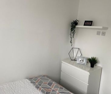 1 bedroom in a house share to rent - Photo 4