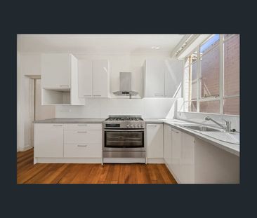 Three Bedroom Apartment Above Shop - Photo 2