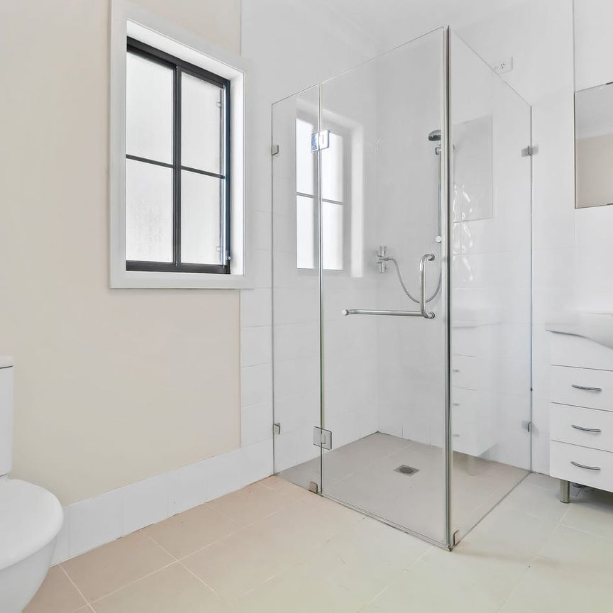 Impressive Space & Lifestyle – 3-Bedroom house for Lease in Oakville - Photo 1