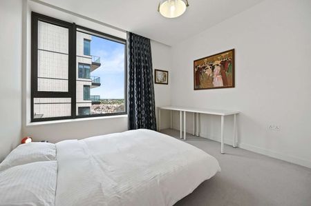 A beautifully designed two-bedroom apartment located within the iconic Television Centre development in White City - Photo 3
