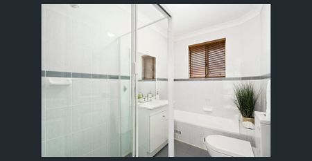 MODERN & SPACIOUS TWO BEDROOM APARTMENT IN PRIME LOCATION ! - Photo 2