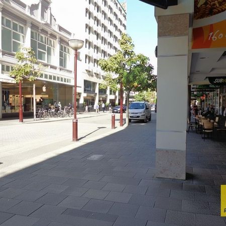 Café Life & Convenience: Secure, Furnished 1-Bed Unit in the City Centre - Photo 3