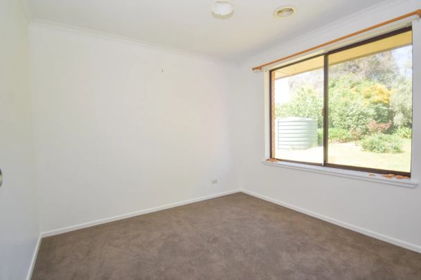 Leafy Cul-de-Sac Comfort – Move Straight In! - Photo 1