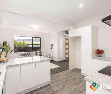 Stunning, Renovated, Three Bedroom Home - Photo 4