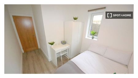 Room for rent in 4-bedroom apartment in Drimnagh, Dublin - Photo 4