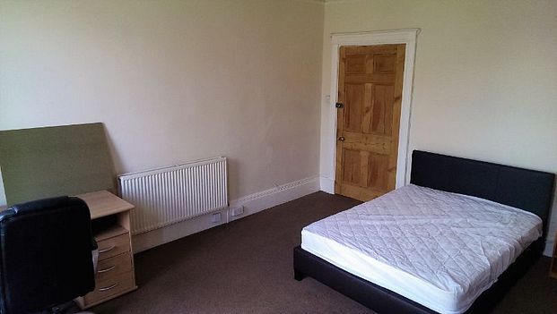 2 bedroom flat - Photo 1