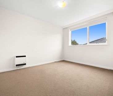 Stylish, sun-filled living - Photo 5