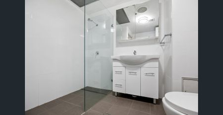 EXECUTIVE LIFESTYLE RENOVATED APARTMENT - Photo 2