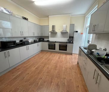 8 bedroom terraced house to rent - Photo 1