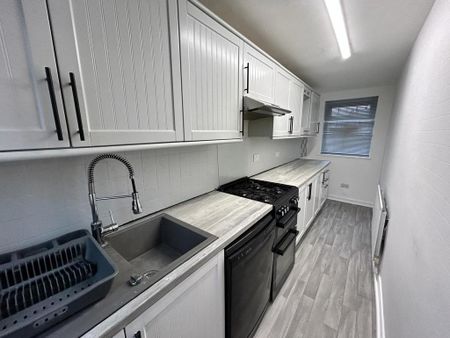 2 bedroom end of terrace house to rent - Photo 2