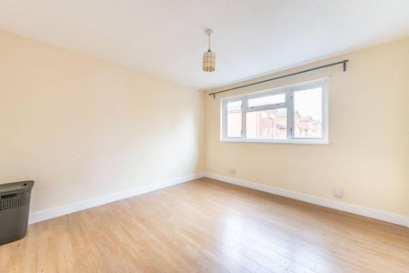 3 bedroom flat to rent - Photo 2