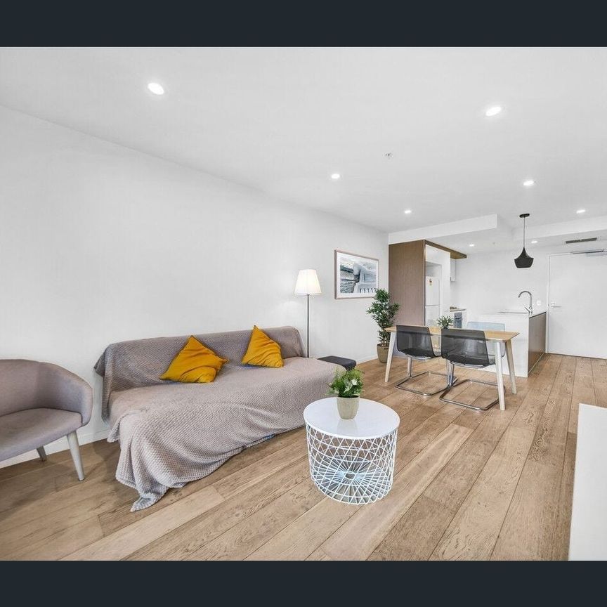 Modern 1-Bedroom Apartment with City and River Views in South Brisbane - Photo 1