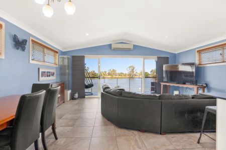 Riverside Living with Lift Access & Stunning Water Views – Fully Appointed Family Home - Photo 3