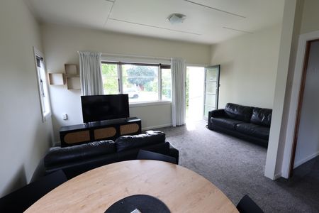 Charming Two-Bedroom Cottage for Rent in Mangapapa - Photo 3
