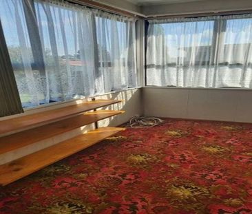 Charming 3BR Home in Te Atatu South - Photo 5