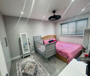 3 bedroom semi-detached house to rent - Photo 4