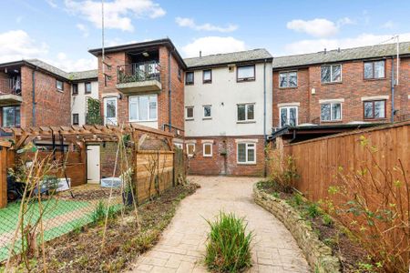 Lightly refurbished two bedroom ground floor flat in Central Oxford with enclosed low maintenance garden. - Photo 5