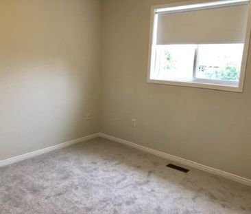 Three bedroom home Barrie Ontario - Photo 4