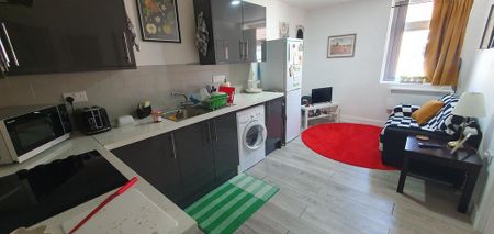 2 bedroom flat to rent - Photo 2