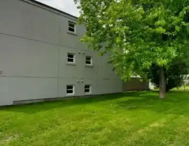 3rd FLOOR 2 Bdrm! TONS OF NATURAL LIGHT!!! Avail. NOV 1st or sooner! | 213 Bloor Street West, Oshawa - Photo 1