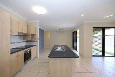 Quality Home - Fully Airconditioned - Tiled Garage - Access to Backyard - Photo 2