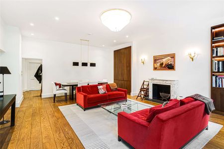 A simply stunning second floor apartment with impressive grandeur. The flat has direct lift access and has been restored to a high standard creating wonderful charm throughout. - Photo 4