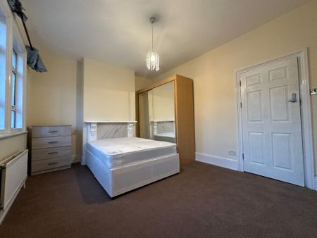 1 bedroom in a house share to rent - Photo 3