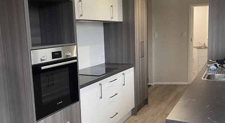 Renovated, easy care home - Photo 2
