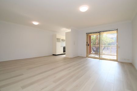 Renovated Ground Floor Two Bedroom Unit - Photo 3