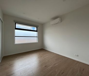 THREE BEDROOM TOWNHOUSE IN THE HEART OF CLAYTON SOUTH - Photo 5