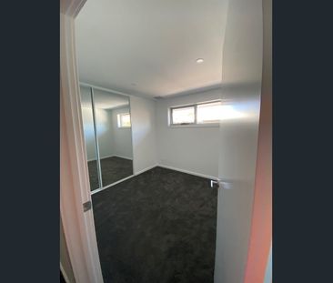 Modern 2 bedroom unit - Photo 2