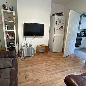 Fantastic 3-Bedroom Student House with On-Street Parking Near Sheffield Hallam University - Photo 2