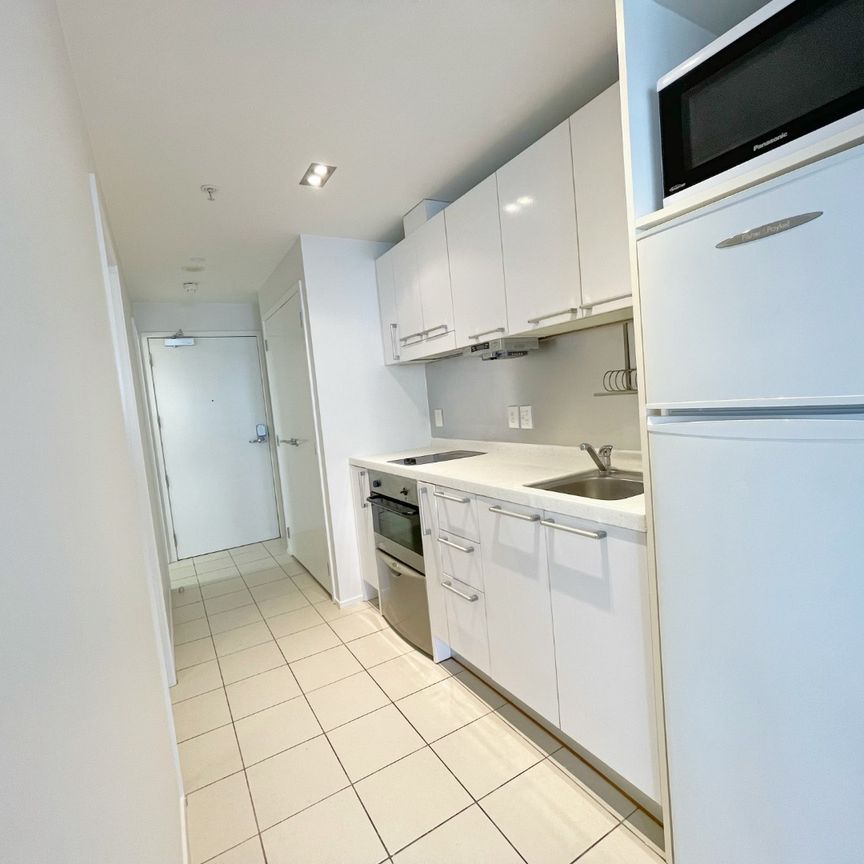 Cozy one bedroom Hobson St apartment with one carpark - Photo 1