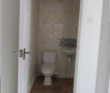 3 bedroom end of terrace house to rent - Photo 4