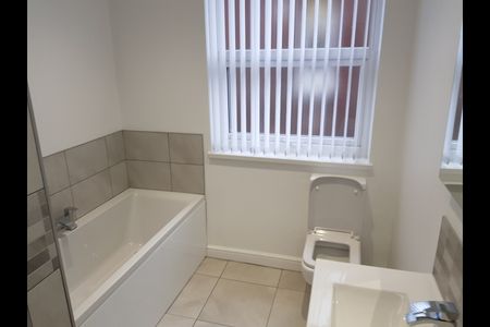 6 Bed Semi-Detached House, Salisbury Road, L15 - Photo 4