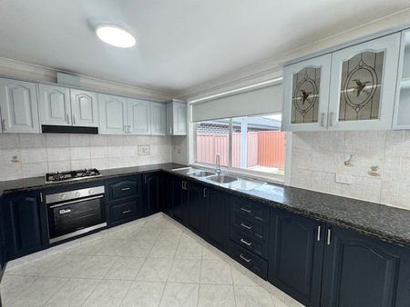 SPACIOUS FAMILY HOME - Photo 5