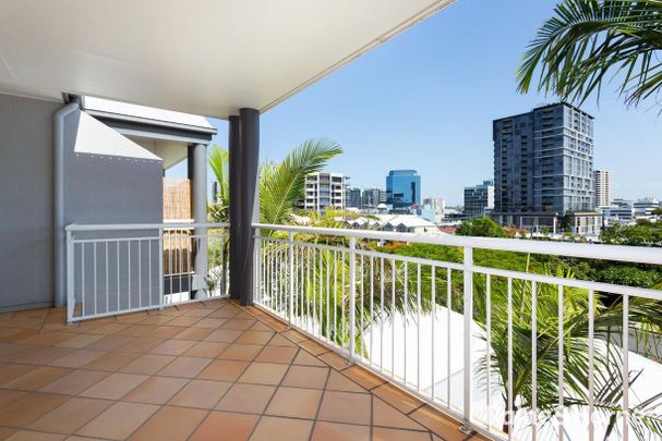 Modern, Safe and Secure 2 Bedroom, 2 Bathroom Top Floor Apartment in Central Toowong! - Photo 1