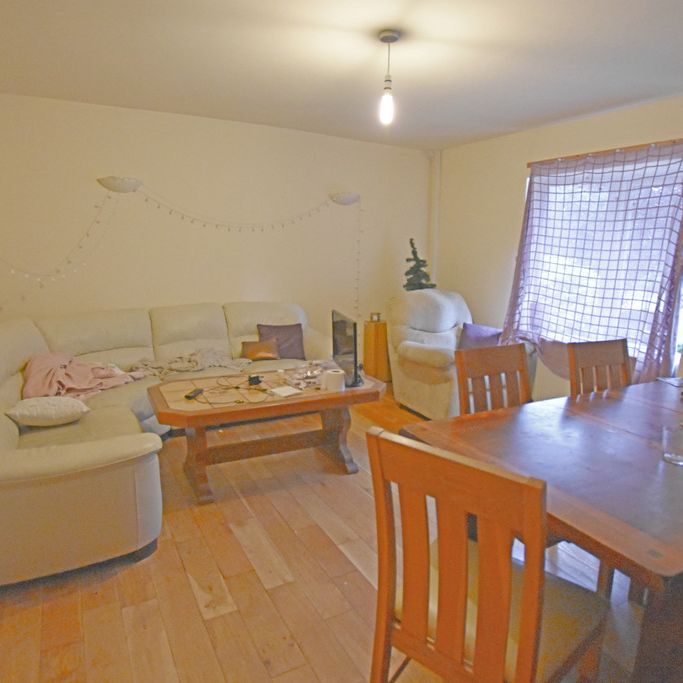 5 Bedroom Semi-Detached House - Photo 1